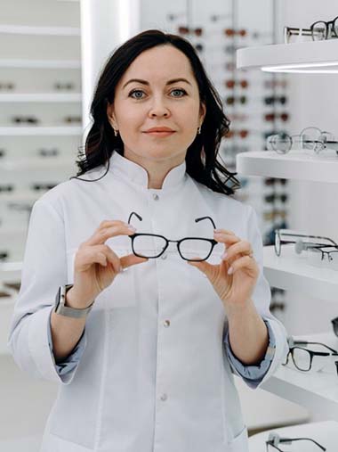 handsome-ophthalmologist-holding-eyeglasses-for-a-try-out–pn6izegx9pnxnveanxlw3p01fdloxx4tbvd9rw5uf4